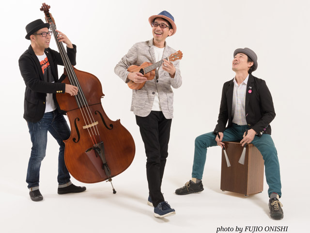 Ukulele Swing Trio アコースティック・パフォーマンス!