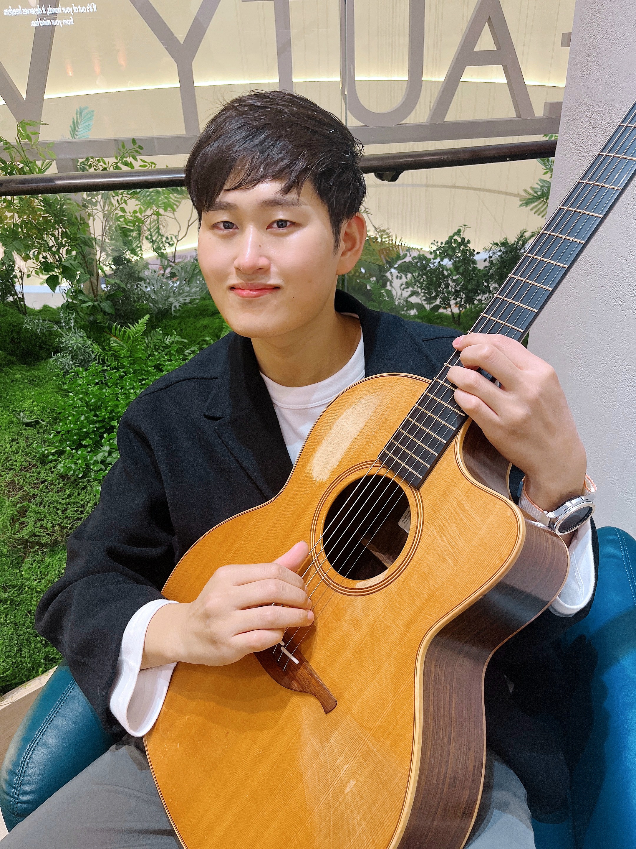 Eunho Yoo, Wonjoo Yang