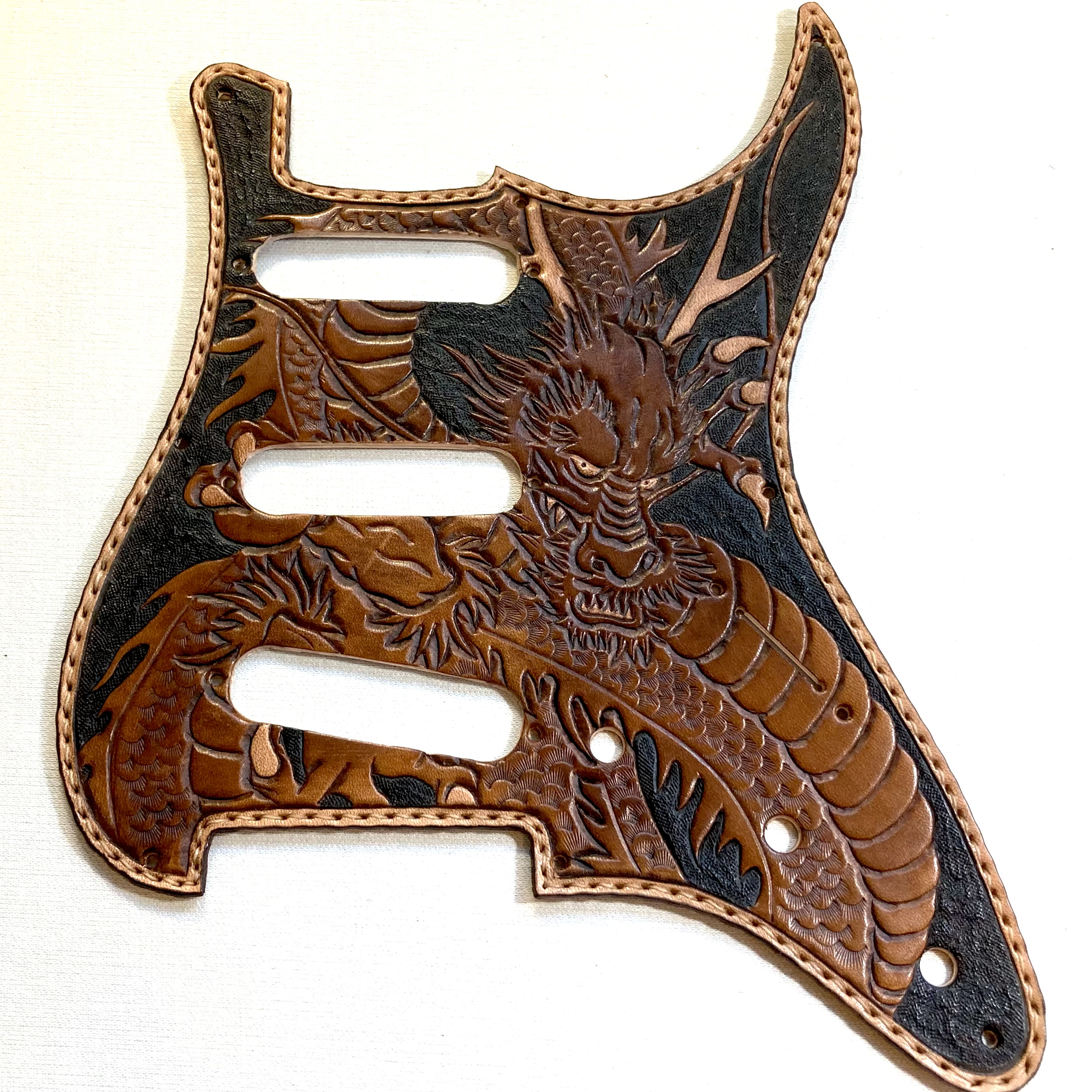 WIZARD LEATHER 本革製ピックガード(龍/ストラト)